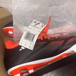 3 1/2 SIZE PREDATOR CLUB SOCCER SNEAKERS